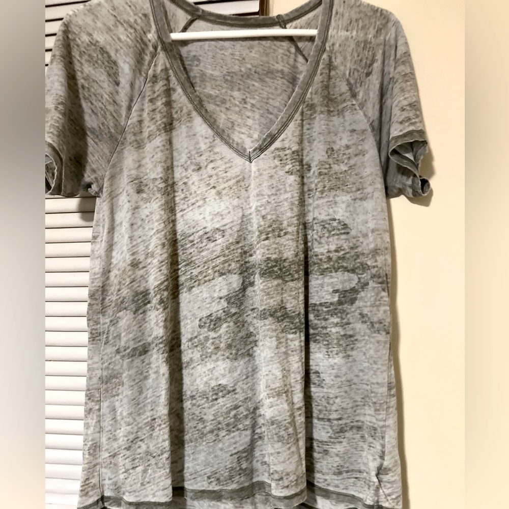 American Eagle v cut short sleeve
